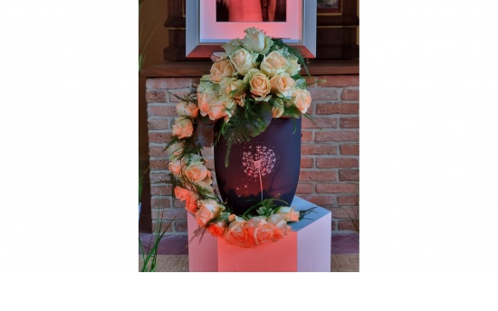 Urnengesteck mit cremefarbenen Rosen