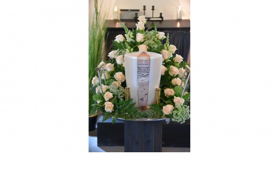 Urnengesteck mit cremefarbenen Rosen